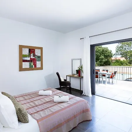 Vila Sleeps 6 Pool Air Con Wifi *