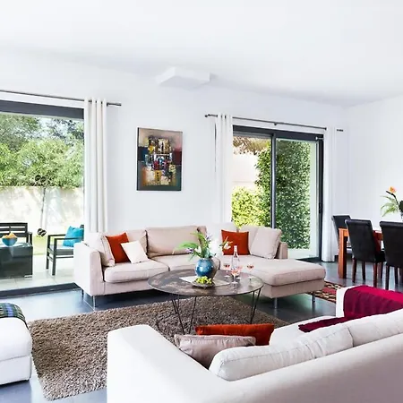 Sleeps 6 Pool Air Con Wifi